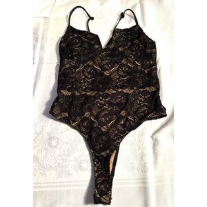 NWT Lulus Black Lace/Nude Back Lacing Thong Bodysuit Size L Dark Goth Romantic